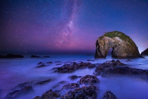 马头岩上空的银河星空风景 4K壁纸 3840x2160