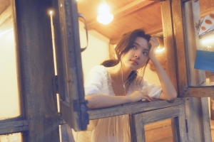 章若楠 居家 窗 4K美女壁纸 3840x2400