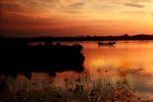 夕阳湖光风景背景图