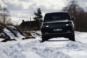 路虎揽胜 汽车 suv 黑色 雪地 冬季 4k壁纸 3840x2160