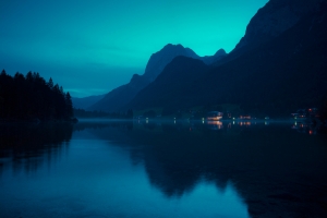 静谧山水湖泊夜景3000x2000桌面壁纸