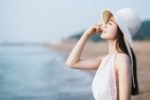 海边清纯美女 帽子 白色裙子 4k壁纸