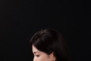 白鹿侧脸照4k手机壁纸竖屏美女