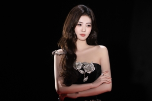 白鹿黑色裙子优雅车机美女4K高清壁纸3840x2400免费下载