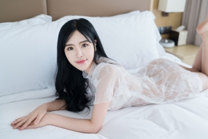 床上白纱裙美女刘钰儿4k壁纸