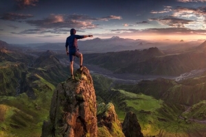 站在山顶上的巨人