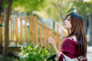 公园 长发 露肩 清纯美女4K壁纸