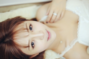 床上白色睡衣可爱美女写真3840x2160壁纸