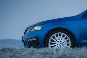  skoda 汽车 蓝色 草 白霜 4k壁纸 3840x2160