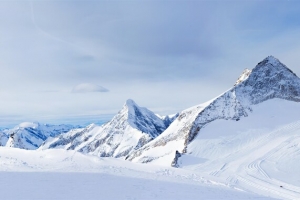 雪后的山峰和小路