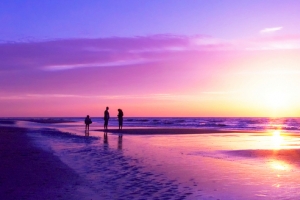 海报紫色夕阳人物剪影背景