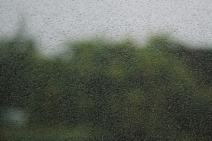 雨 玻璃 滴 湿 宏观 模糊 4k壁纸 3840x2160