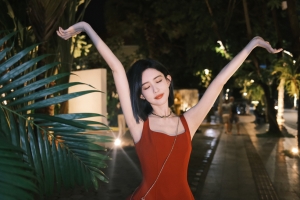 红色裙子美女孟子义闭眼唯美 4K壁纸 3840x2400