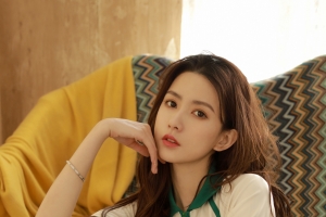 牛仔背带裤美女王秋紫4k手机壁纸