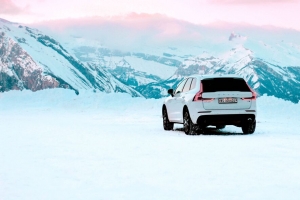 沃尔沃xc60 沃尔沃 汽车 suv 白色 雪地 山脉 4k壁纸 3840x2160