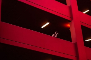 女孩 建筑 红色 极简主义 4k壁纸 3840x2160
