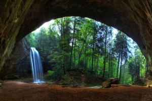 山洞树林瀑布流泻