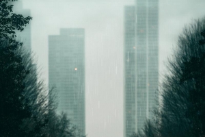 下雨前的人潮伤感交织世界