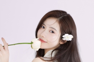 清新 干净 鲜花 回眸 美女4k手机壁纸2160x3840