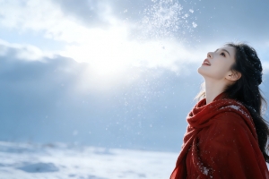 冬日雪景红衣美女抬头仰望4K壁纸3840x2160