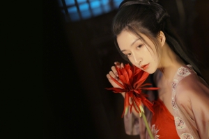 古装美女 红色的花 长发 侧身4k美女壁纸3840x2160