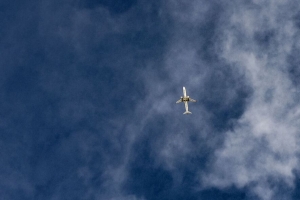 飞机 天空 飞行 云 底部视图 4k壁纸 3840x2160