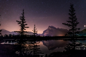 班夫国家公园 湖的平静水域的星空背景3840x2160壁纸