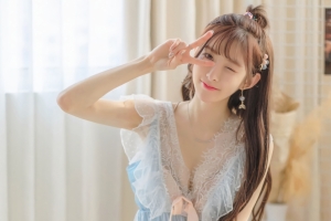 剪刀手势 v字手势可爱美女4k壁纸