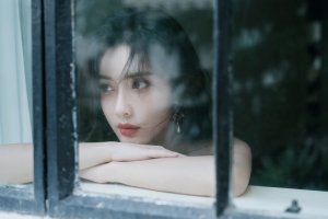 玻璃窗前的漂亮美女孟子义4K壁纸