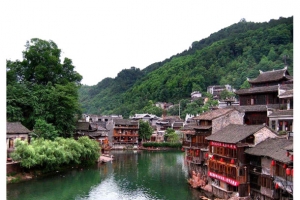 山脚下的小镇