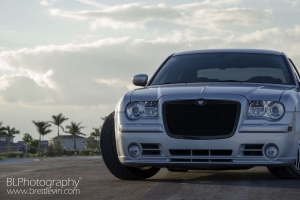 克莱斯勒300c srt8 克莱斯勒 前视图 汽车 大灯 4k壁纸 3840x2160