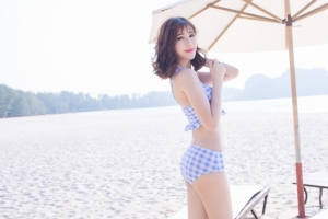 海边比基尼美女 Sandy陈天扬4K壁纸