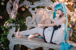 cosplay美女 花园 秋千 唯美意境4k美女壁纸