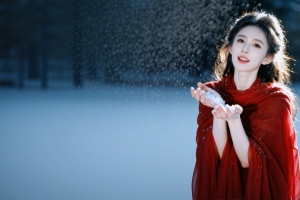 冬天 红色裙子漂亮美女 手捧着雪 4k高清壁纸