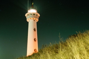 灯塔 建筑 光 夜 草 4k壁纸 3840x2160