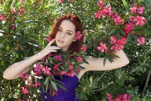 美女 鲜花 树 4K壁纸