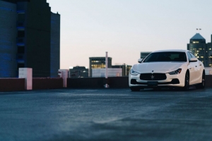  maserati 汽车 白色 前视图 城市 4k壁纸 3840x2160