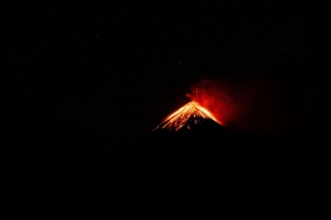 火山 火山口 喷发 夜晚 深色 4k壁纸 3840x2160