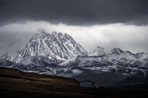 草原 小屋 雪山 暗色系 自然风光 5K壁纸