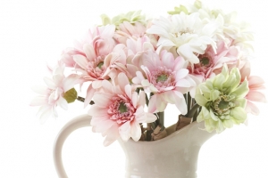 白色花瓶粉色花卉婚礼