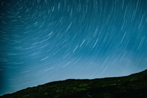 夜晚 星空 扭曲的山丘 4k壁纸 3840x2160