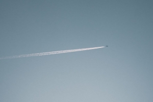 飞机 飞行 踪迹 树木 天空 4k壁纸 3840x2160