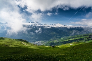 春天 山 天空 云 5K风景壁纸