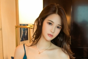 美女王笑3440x1440壁纸