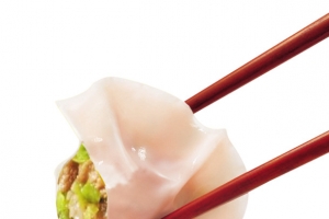 夹起饺子的一双筷子