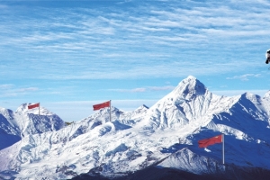 风景蓝天白云远山攀岩背景