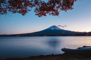 火山 山 湖 树 秋季 4k壁纸 3840x2160