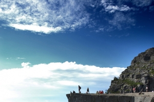 天空岩石白云高山