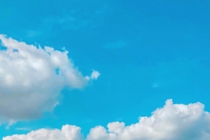 蓝天白云乡间小路上