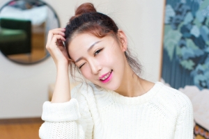 穿白色毛衣美女刘嘉琦4k壁纸